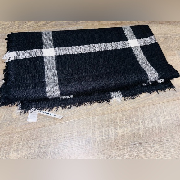 Old Navy Scarf | BLK /WHITE | 193 X 99 cm |
OS - Picture 6 of 8